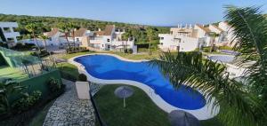 widok z powietrza na willę z basenem w obiekcie Golf & Beach La Alcaidesa Terrace w mieście San Roque