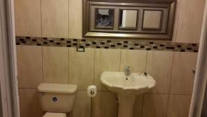 W łazience znajduje się umywalka, toaleta i lustro. w obiekcie Lorenton Hideaway w mieście Lucea
