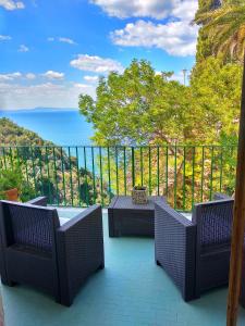 uma varanda com 2 cadeiras e vista para o oceano em Hotel Desiree em Sorrento