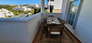 balkon ze stołem i krzesłami z widokiem w obiekcie Golf & Beach La Alcaidesa Terrace w mieście San Roque