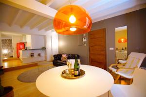 ein Wohnzimmer mit einem Tisch und einer Flasche Wein in der Unterkunft Montmari - Turismo de Interior in Palma de Mallorca