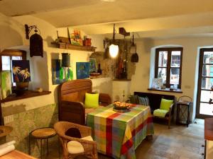 ein Wohnzimmer mit einem Tisch und einem bunten Tischtuch in der Unterkunft Idylle I an der Donau in Pentling