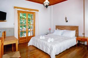 Un pat sau paturi într-o cameră la Erofili's Home