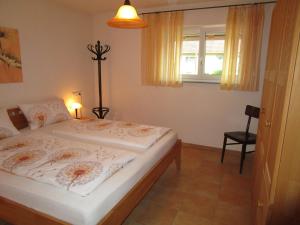 1 dormitorio con 1 cama con lámpara y ventana en Pilgerhof Keller, en Friedrichshafen