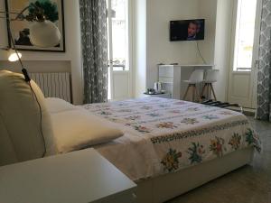 1 dormitorio con cama, mesa y TV en Borgoanticoview en Bari