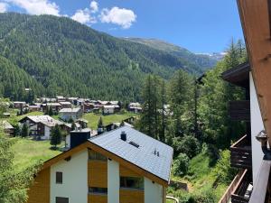 widok na małą wioskę w górach w obiekcie Appartements Zermatt Paradies w mieście Zermatt