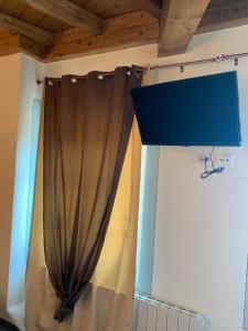 a curtain in a room with a window at Vecchia Posta Casa Vacanze in Montecatini Terme