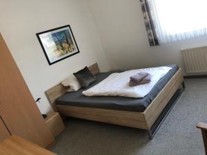 een slaapkamer met een bed in een kamer bij Landhotel Schnier in Brilon