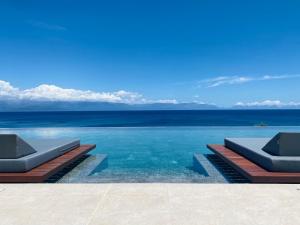 una piscina con vistas al océano en Colonides Beach Hotel en Vounaria