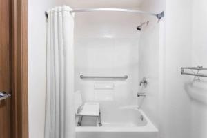 Vonios kambarys apgyvendinimo įstaigoje Super 8 by Wyndham Yorkville