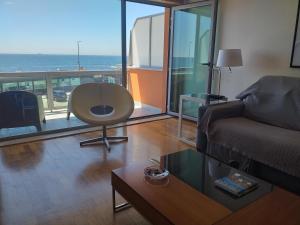 ein Wohnzimmer mit einem Sofa und einem Tisch in der Unterkunft H2OPorto Beachfront Apartment in Vila Nova de Gaia