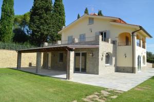 uma casa grande com uma varanda no topo de um quintal em Spectacular Chianti View close San Gimignano em Tavarnelle in Val di Pesa