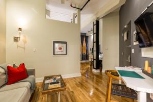 Uma TV ou centro de entretenimento em Henry Norman Hotel