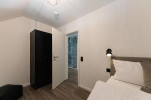 sypialnia z łóżkiem i drzwiami do korytarza w obiekcie Moderne 3 Zi-FeWo "Industrial Style" 70 qm Naehe Freiburg w mieście Simonswald