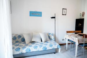 een woonkamer met een bank en een tafel bij 5 Terre in Lerici