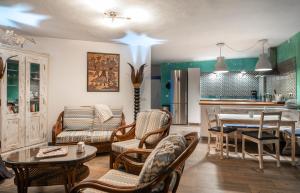 a living room with a table and a kitchen at Villa La Perla in Candelaria