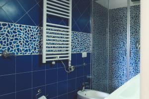 bagno blu con servizi igienici e piastrelle blu di Ai due leoni a Capri