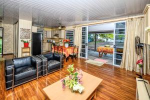 sala de estar con sofá y mesa en TAHITI - Taharuu Houses Surf & Beach, en Papara