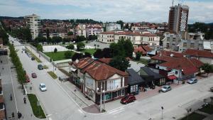 an overhead view of a town with a street and buildings at Cherry apartmani in Gornji Milanovac