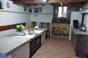eine Küche mit einer Spüle und einer Arbeitsplatte in der Unterkunft Casa Cabaleira in Silleda