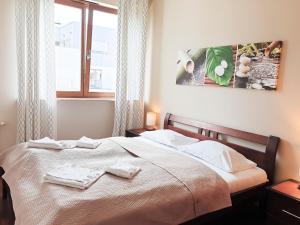 ein Schlafzimmer mit einem Bett mit zwei Handtüchern darauf in der Unterkunft visit baltic - na Platanie in Świnoujście