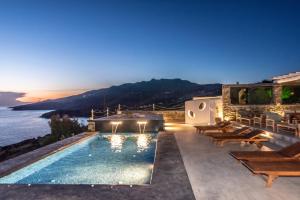 Agios RomanosにあるAvissalou Apartmentsの海の景色を望むスイミングプール付きのヴィラです。