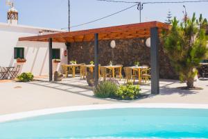 Bazén v ubytování Casa Volcán y Mar nebo v jeho okolí