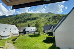 維陸洪的住宿－Chalet de montagne au pied des pistes station Val Louron，享有一组房屋和山脉的景色