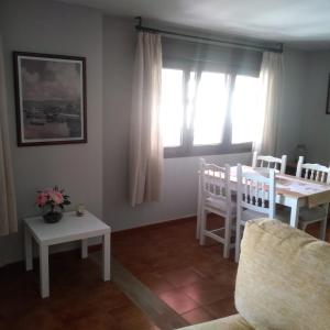 ポルトノボにあるPiso Ubalda Entresueloのリビングルーム(テーブル、椅子、窓付)