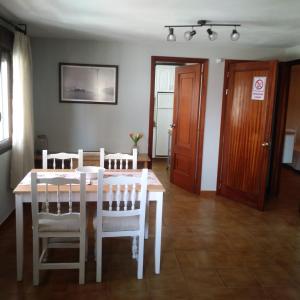 ポルトノボにあるPiso Ubalda Entresueloのダイニングルーム(白いテーブル、椅子付)