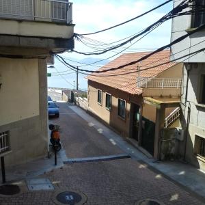 ポルトノボにあるPiso Ubalda Entresueloの建物の隣に駐輪場のある空き道