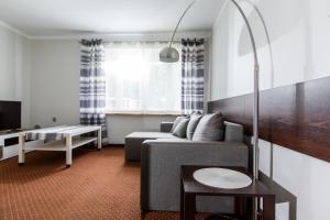 波皮耶洛伯的住宿－Pokoje u Matuszów，客厅配有沙发和桌子