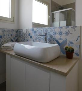 um lavatório branco num balcão na casa de banho em Casa Vacanze il Melograno em Melendugno