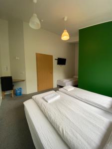 
Ein Bett oder Betten in einem Zimmer der Unterkunft Hörgsland Guesthouse
