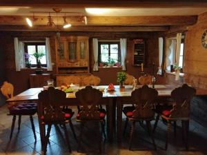 een eetkamer met een grote houten tafel en stoelen bij Rębiszów 50 in Rebiszów