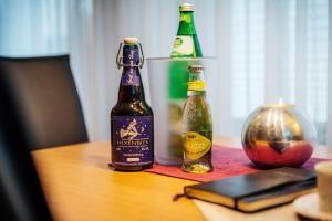 Zwei Bierflaschen stehen auf einem Tisch. in der Unterkunft Wurmberg Baude 1 in Braunlage