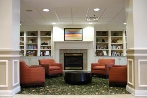uma sala de espera com cadeiras e uma lareira em Hawthorn Suites by Wyndham Louisville East em Louisville