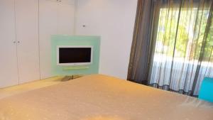 TV a/nebo společenská místnost v ubytování Exclusive Villa in Bahia del Duque