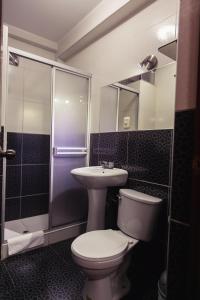 Koupelna v ubytování Hotel Suite Plaza