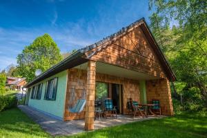 a small cottage with a table and chairs at Ferienhaus Stolz in Sankt Peter am Kammersberg