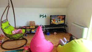 Telewizja i/lub zestaw kina domowego w obiekcie Aranyeső Apartmanházak No.1
