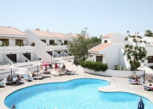 ein großes Schwimmbad vor einem Hotel in der Unterkunft Nice apartment on Las Americas Beach in Playa de las Americas