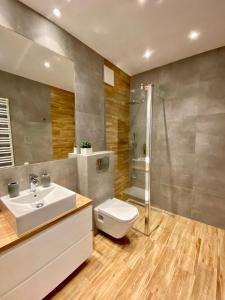 een badkamer met een toilet, een wastafel en een douche bij Living Point Residence Center in Warschau