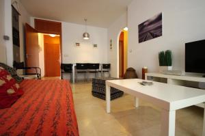 sala de estar con sofá y mesa en Livingtarifa Apartamento Atardecer, en Tarifa