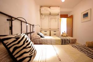 2 camas en una habitación con cebras en Livingtarifa Apartamento Atardecer, en Tarifa
