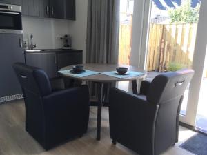 een keuken met een tafel en 2 stoelen bij Luxury Lodge Veere in Veere