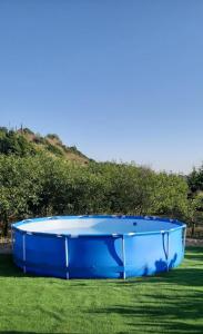una barca blu seduta sull'erba in un campo di Olá Belém! Cozy Windmill, Stunning views to Lisboa a Caparica