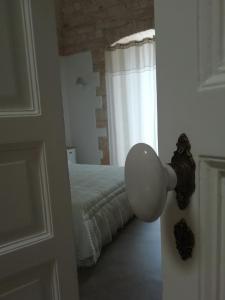 - une chambre avec un lit et une lampe sur la porte dans l'établissement I due campanili, à Alberobello