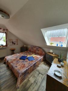 Un dormitorio con una cama grande y una ventana en Ferienwohnung Loberblick, en Rackwitz