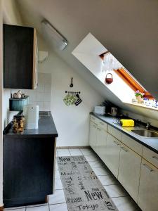 拉克維茨的住宿－Ferienwohnung Loberblick，厨房配有黑色柜台和水槽
